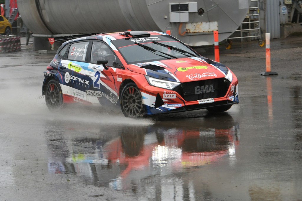 Regnvejret i det 35. KOMO Rallysprint blev en ekstra udfordring for Simon Vallentin i hans tête-a-tête med Kenneth Madsen på grund af risikoen for aquaplaning og snurreture
(Foto: Morten Dam/Specialpressen)